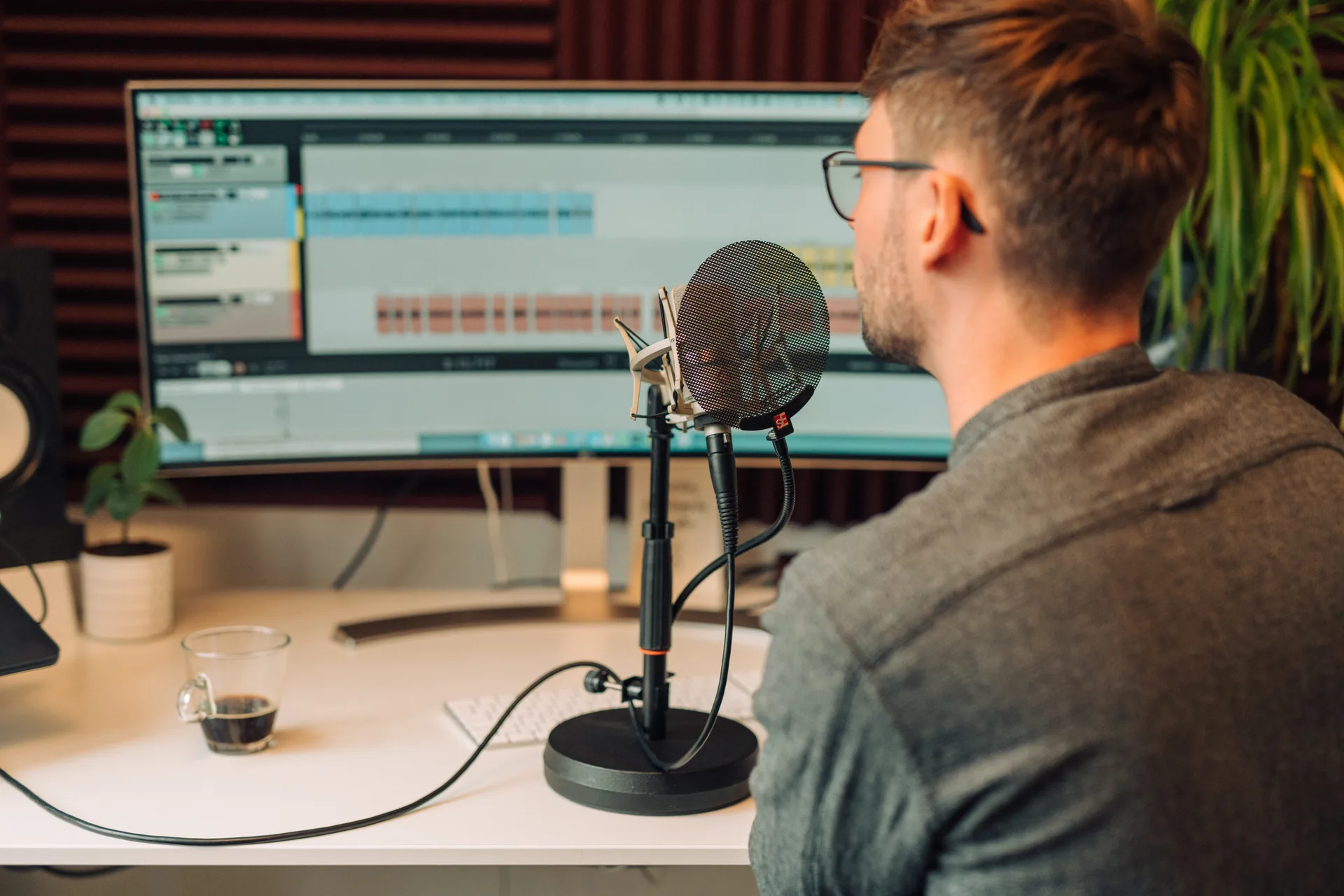 Homestudio van een voice-over — opnemen en editen, foto: Illias Teirlinck