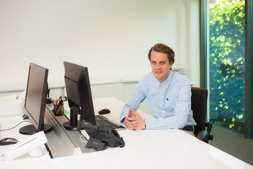 Wil je je klantenservice verbeteren door een mooie voice-over de tekst van je telefoon voicemail te laten inspreken? Dit is precies wat wij doen. Download nu onze complete voice-over catalogus.